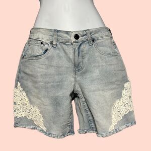 Earl jeans shorts//light blue/size2 /with fabrics on the edges